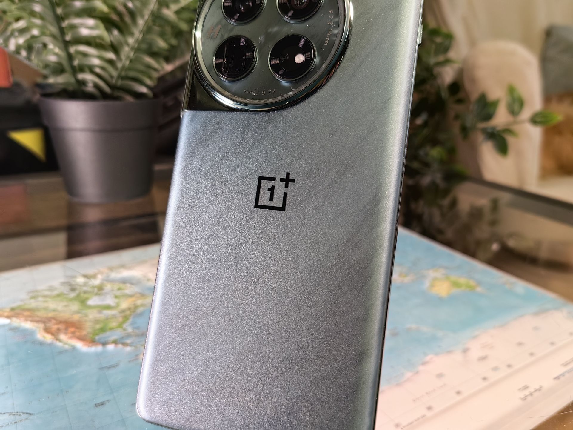 Wersja zielona OnePlus 12 ma plecy pokryte wzorem przypominającym marmur