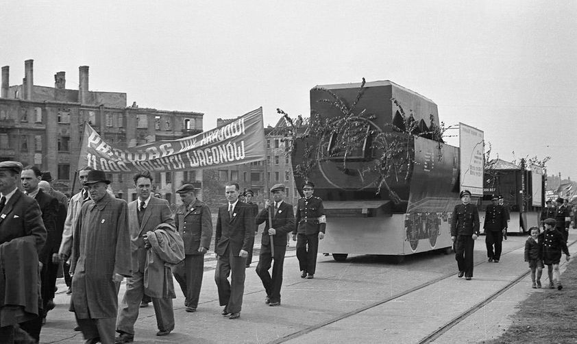 Wrocław. 100 wagonów węglowych oddał uroczyście Pafawag 26 stycznia 1946 roku, zaledwie w kilka miesięcy po ponownym uruchomieniu produkcji