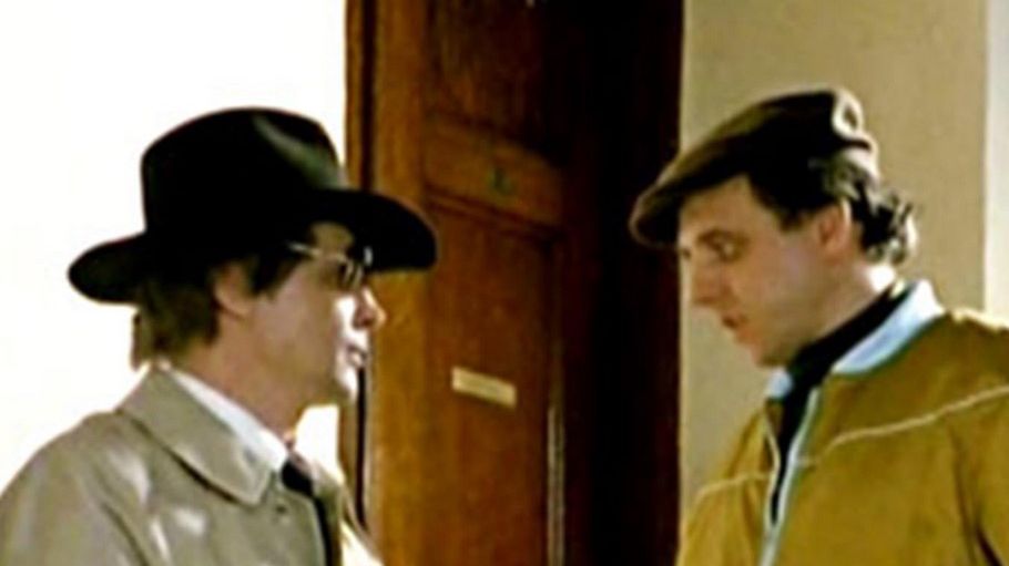 Kadr z serialu "07 zgłoś się. Cezary Kapliński (po lewej)