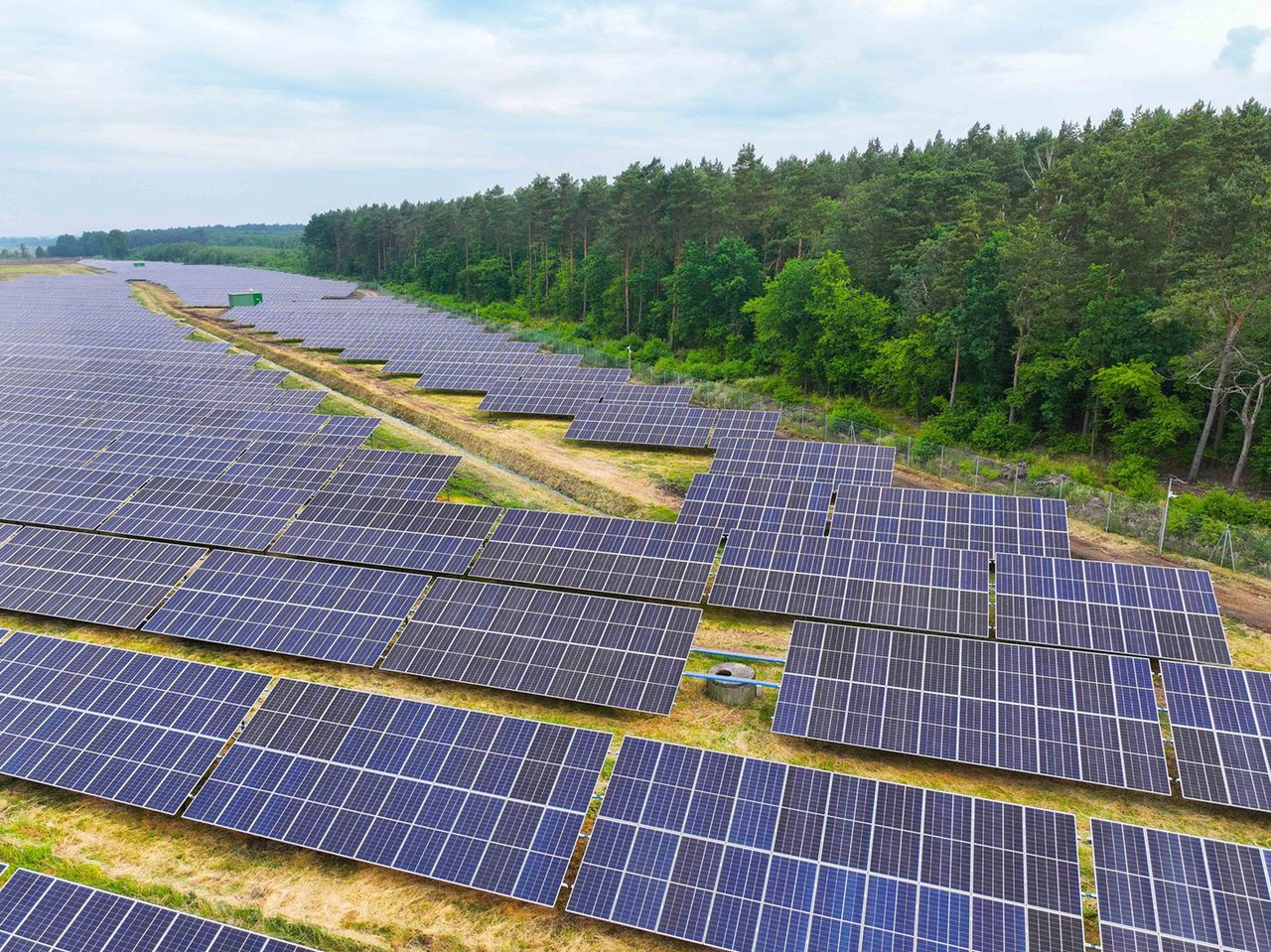 Księża w Płocku zbudowali sobie farmę solarną. Została poświęcona