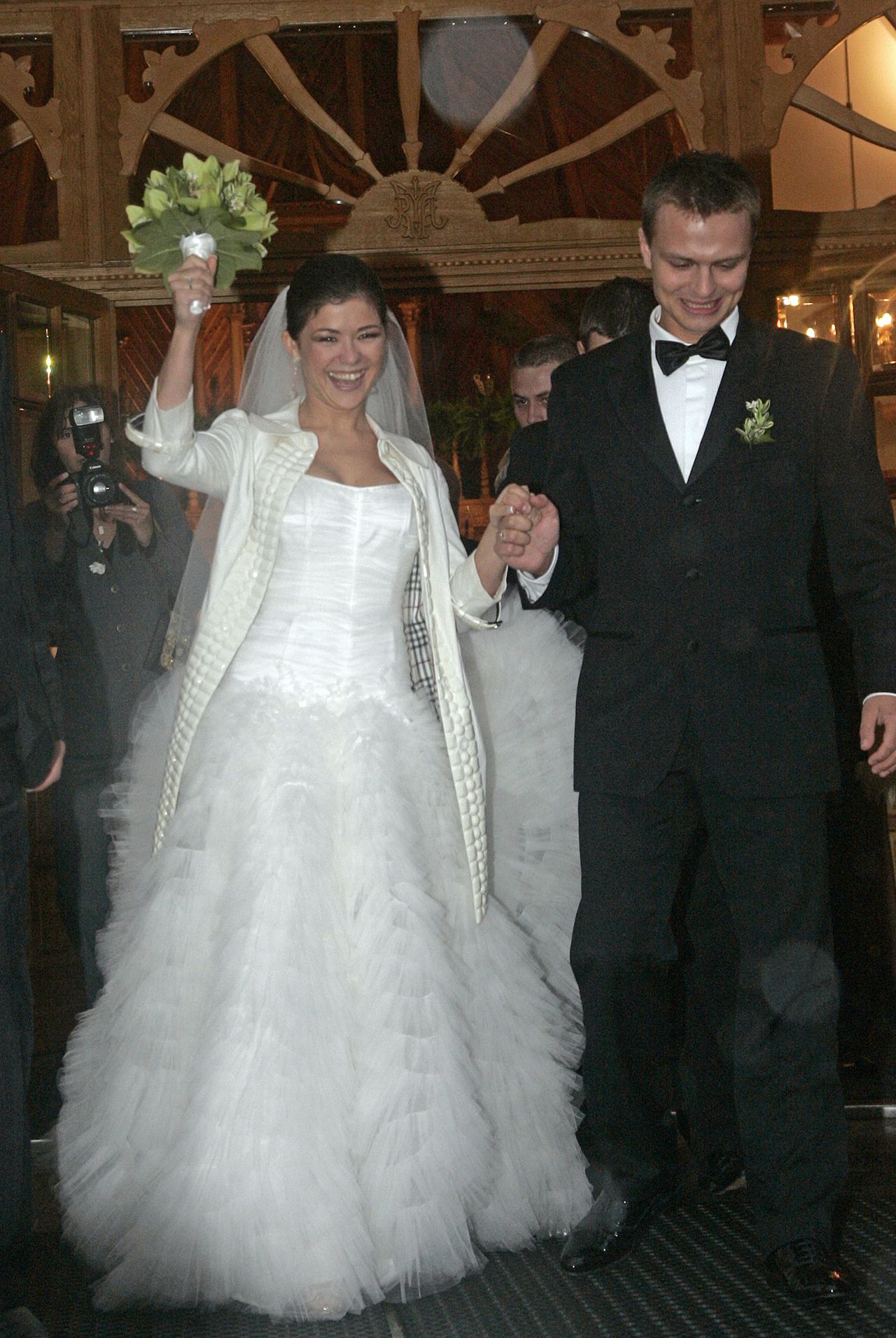 Katarzyna Cichopek w sukni ślubnej i płaszczu