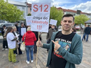 Protest przeciw budowie S12 w Tomaszowie. Niektórzy walczą poezją
