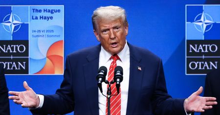 Szczyt NATO pod dyktando "kapryśnego" Trumpa. "Tańczyli, jak im zagrał"