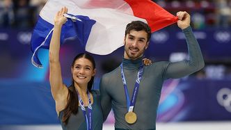 Po zawieszeniu jej partnera za rzekomą NAPAŚĆ seksualną została na lodzie. Z nowym, "kontrolującym i krytycznym" wywalczyła właśnie OLIMPIJSKIE ZŁOTO