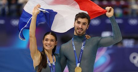 Po zawieszeniu jej partnera za rzekomą NAPAŚĆ seksualną została na lodzie. Z nowym, "kontrolującym i krytycznym" wywalczyła właśnie OLIMPIJSKIE ZŁOTO