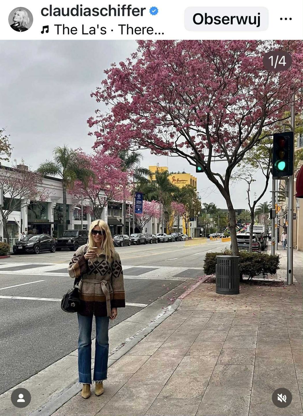 Claudia Schiffer w swetrze w romby.