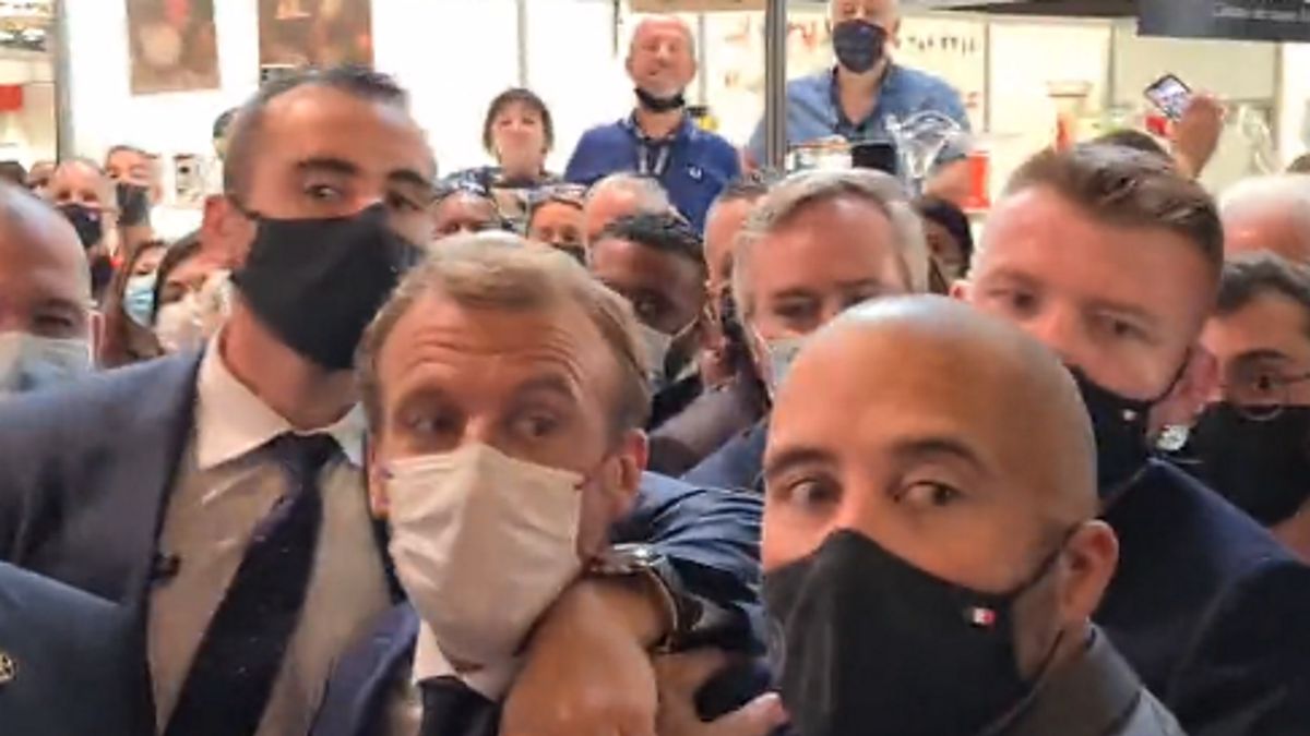 Emmanuel Macron został trafiony w ramię jajkiem. 