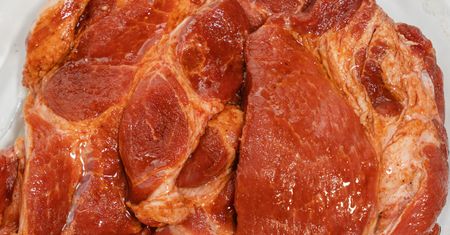 Karkówkę piekę w miodowo-musztardowej marynacie. Jest krucha i smaczniejsza niż z grilla