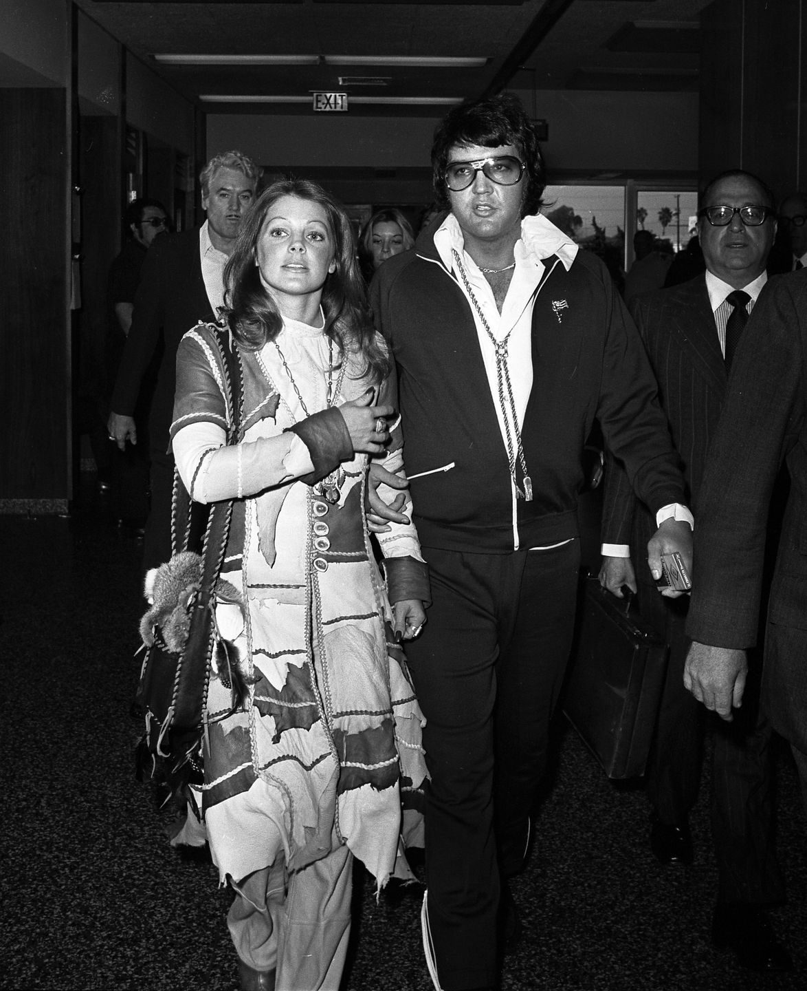 Zdjęcie zrobione po rozprawie rozwodowej w 1973 r. Elvis zmarł 4 lata później w wieku 42 lat