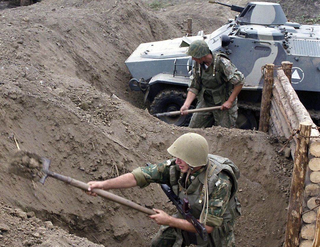 Rosyjscy żołnierze podczas tworzenia okopów 