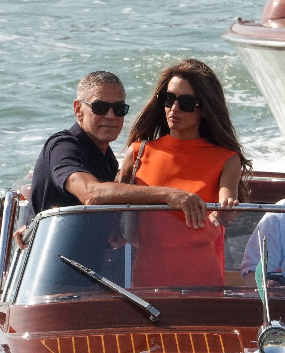 George i Amal Clooneyowie opuszczają Wenecję