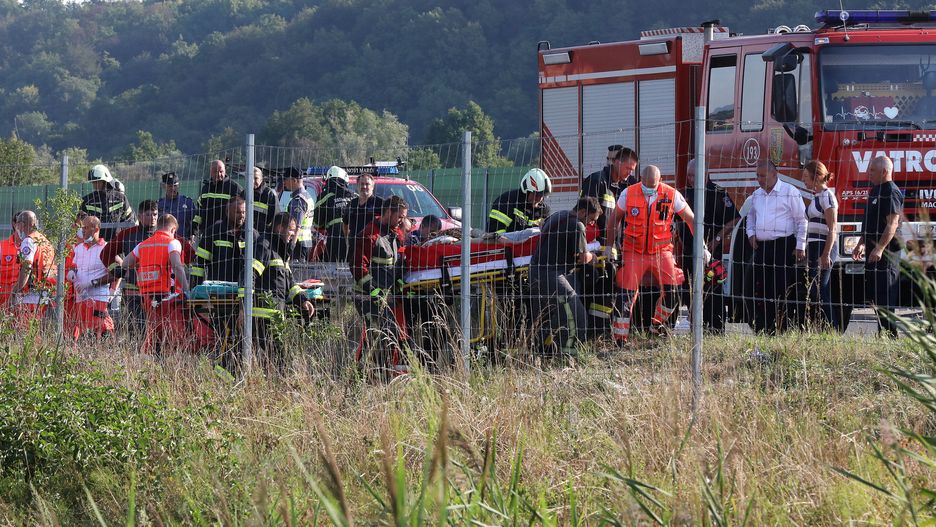 Rescue services at a scene of a Polish bus crash on a highway between Varazdin and Zagreb, Croatia, early morning of 06 August 2022. According to Polish Foreign Ministry, 12 people have died in a Polish bus accident that occurred on the 62nd kilometer of the highway between Jarek Bisaski and Podvorec, in direction of Zagreb in Croatia. The rest of passengers travelling in a bus are injured. All people were pilgrims from Poland travelling to Medjugorje sanctuary in Bosnia and Herzegovina. EPA/IVAN AGNEZOVIC Dostawca: PAP/EPA.