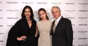 Michael Douglas ma z nią problem. Biorą ją za jego wnuczkę, a jest córką…