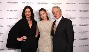 Michael Douglas ma z nią problem. Biorą ją za jego wnuczkę, a jest córką…