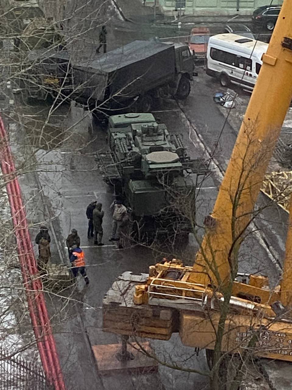 System przeciwlotniczy Pancyr-S1 i mobilny dźwig LTM Liebherr.