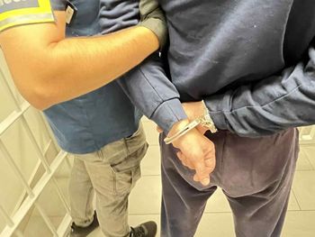 Suwałki: 34-latek znęcał się nad swoją partnerką. Po przyjeździe policjantów zaatakował też funkcjonariuszkę