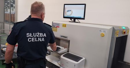 Celnik znalazł marihuanę w paczce z Wielkiej Brytanii. W środku miała być książka