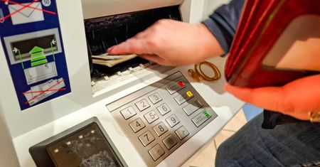 Oszustwa bankowe w całej Polsce. Klienci jednego banku tracą pieniądze
