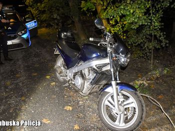 Niedoradz: Policjanci zauważyli motocyklistę jadącego slalomem z otwartą nóżką. Był kompletnie pijany