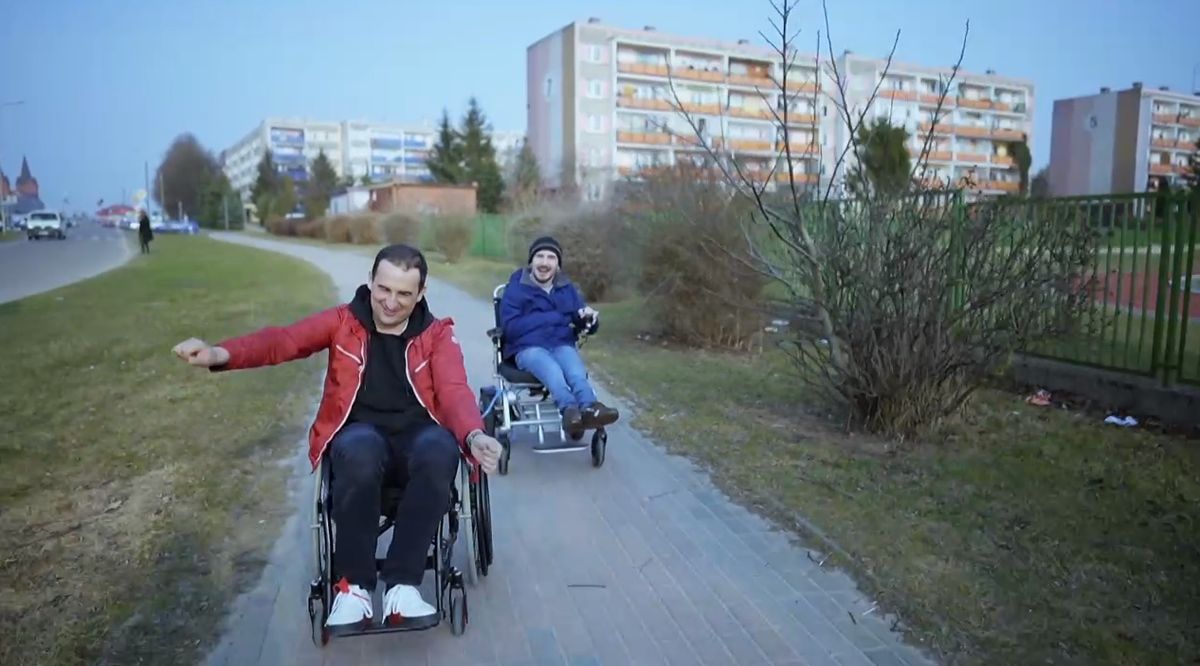 Michał Koterski ścigał się na wózku ze swoim podopiecznym.