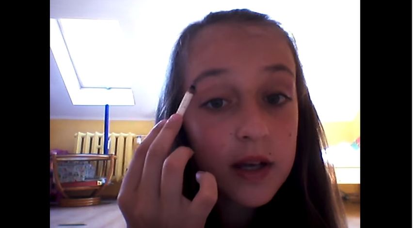 Na swoich kanałach prezentują różne sposoby na naturalny makijaż do szkoły