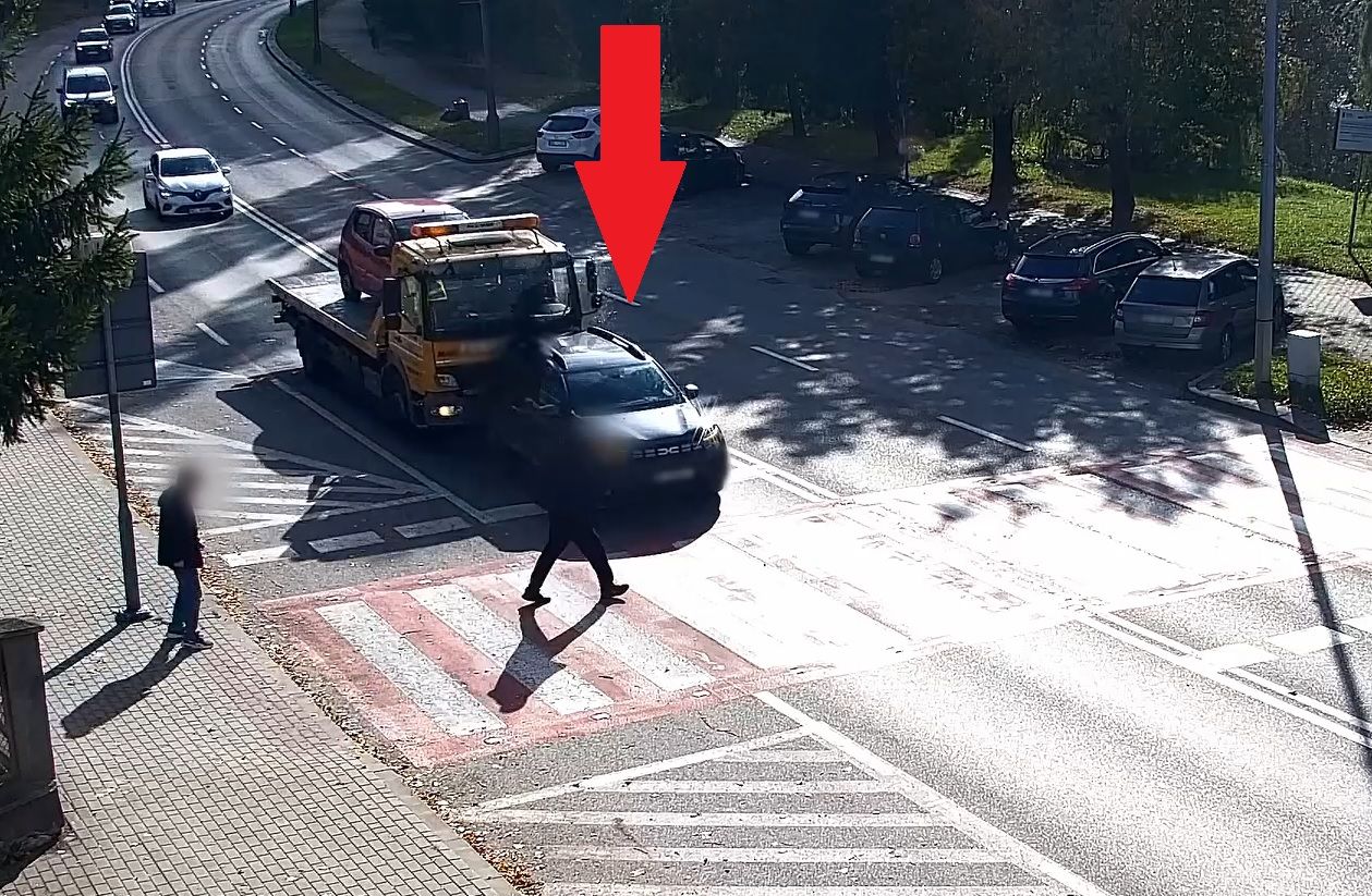 "Ku przestrodze". Pokazali nagranie. Pieszy oszukał przeznaczenie