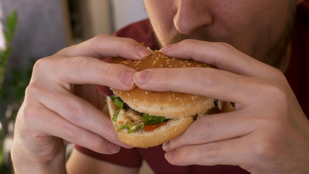 Kiedy należy zjeść kolację? Ekspert komentuje