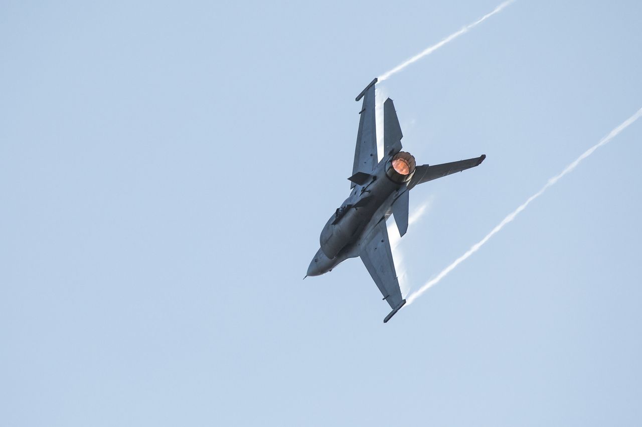 F-16 