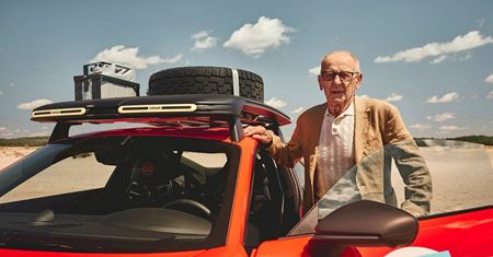 93-latek z Polski zaproszony przez Porsche. Nagranie w sieci