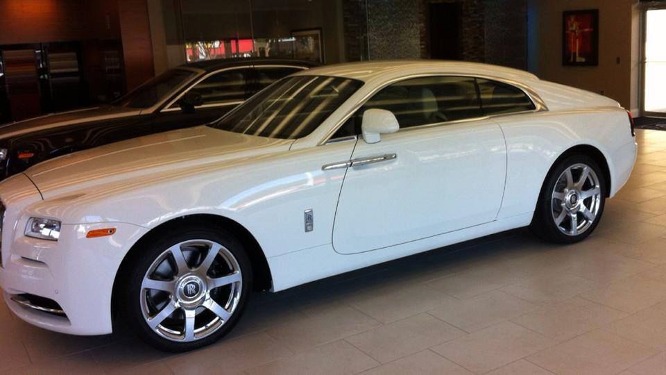 Rolls-Royce'a Wriatha Floyd Mayweather kupił sobie na wczesny prezent gwiazdkowy w listopadzie 2013 roku. To luksusowe coupé napędzane jest przez 6,6-litrowe V12 z podwójnym doładowaniem. Cała moc z tej jednostki trafia na tylne koła za pośrednictwem 8-biegowej przekładni automatycznej ZF. Cena bazowa tego modelu w dniu premiery wynosiła około 235 tys. funtów, czyli równowartość 1,35 mln zł.