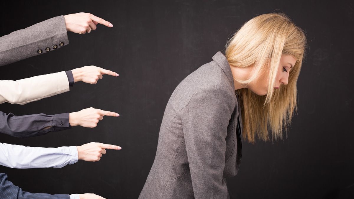 Poczucie winy w psychologii często jest rozpatrywane wspólnie z takimi emocjami, jak wstyd, zażenowanie czy zakłopotanie