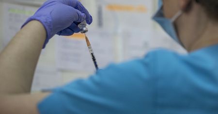 Wolne terminy i marnowane szczepionki? "Im więcej zaszczepionych, tym lepiej dla pozostałych"