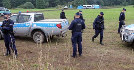 Uchodźcy wciąż koczują na granicy. Straż Graniczna pokazała nowe nagranie
