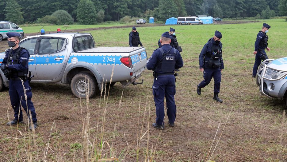 Uchodźcy wciąż koczują na granicy. Straż Graniczna pokazała nowe nagranie