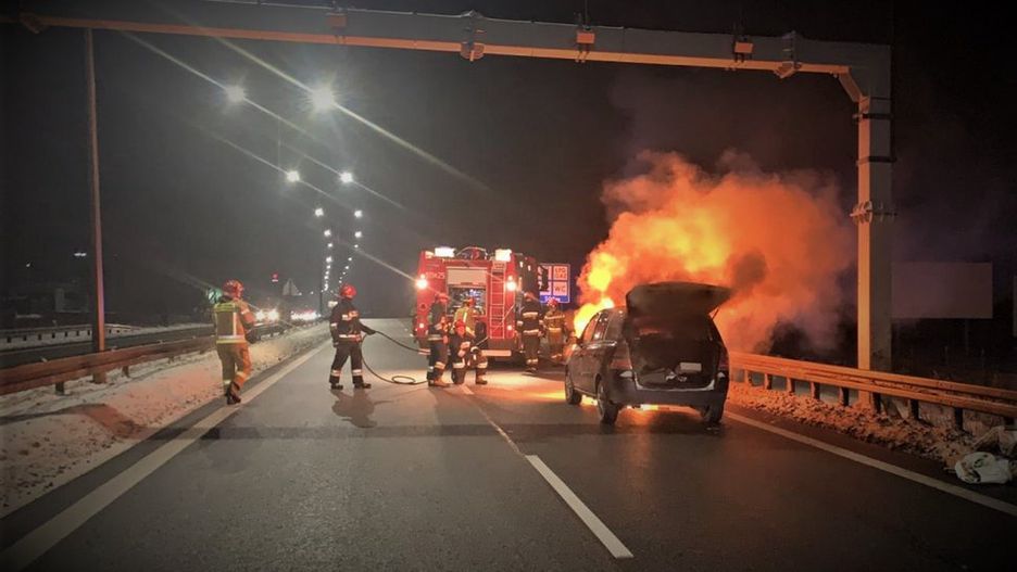 Mikołów. Samochód spłonął, ale na szczęście nic nikomu się nie stało.