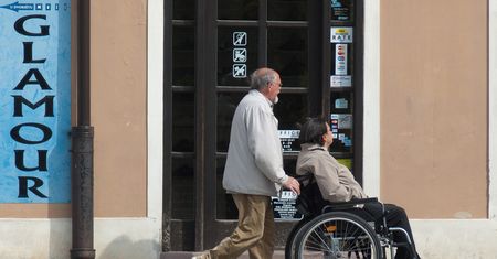 Chciała tylko zobaczyć Kraków. Marzenie nastolatki zrujnowały leżące na chodnikach hulajnogi