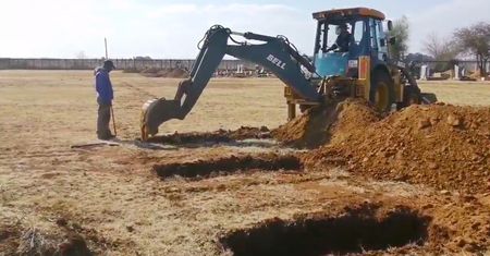 Powiało grozą. Masowe kopanie grobów dla ofiar koronawirusa? [WIDEO]