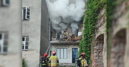 Poranny pożar mieszkania w centrum Lublina. Dwie osoby ranne, duże straty