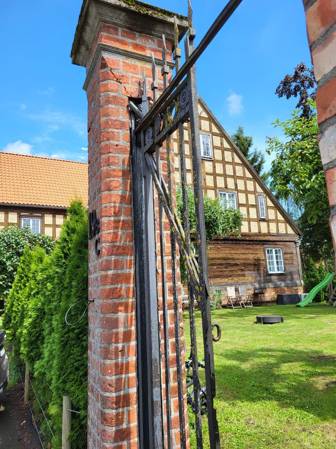 W domu podcieniowym w Marynowach zachowało się wiele oryginalnych elementów architektonicznych