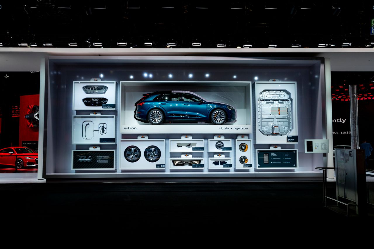 Jedna z wystaw na stoisku Audi poświęcona modelowi E-Tron