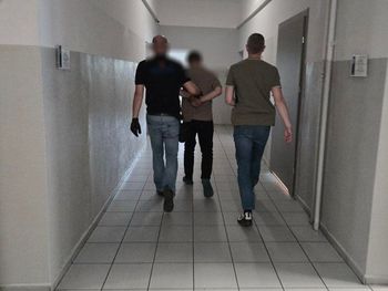 Wypłacał z bankomatu duże kwoty przy użyciu blika. Wpadł dzięki czujności emerytowanego policjanta