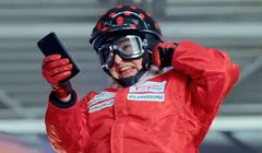 „Przenieś numer z palcem w…” - staruszka jako rajdowiec w kampanii Virgin Mobile (wideo)