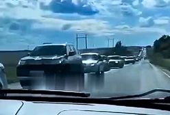 Sznur aut na drodze. Rosjanie uciekają przed Ukraińcami