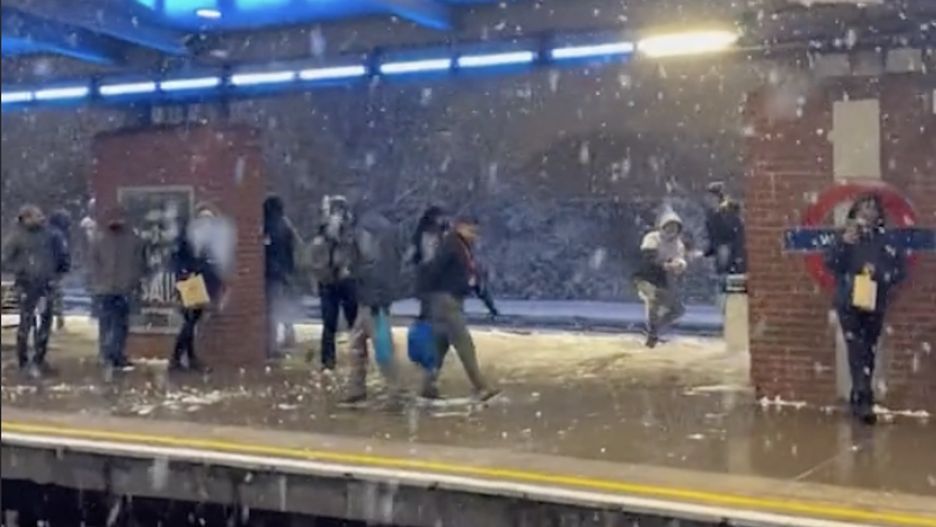 Podróżni urządzili na peronie kolejowym bitwę na śnieżki 