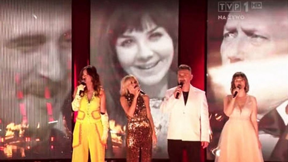 Zdjęcia Jolanty Borusiewicz wśród zmarłych na telebimie