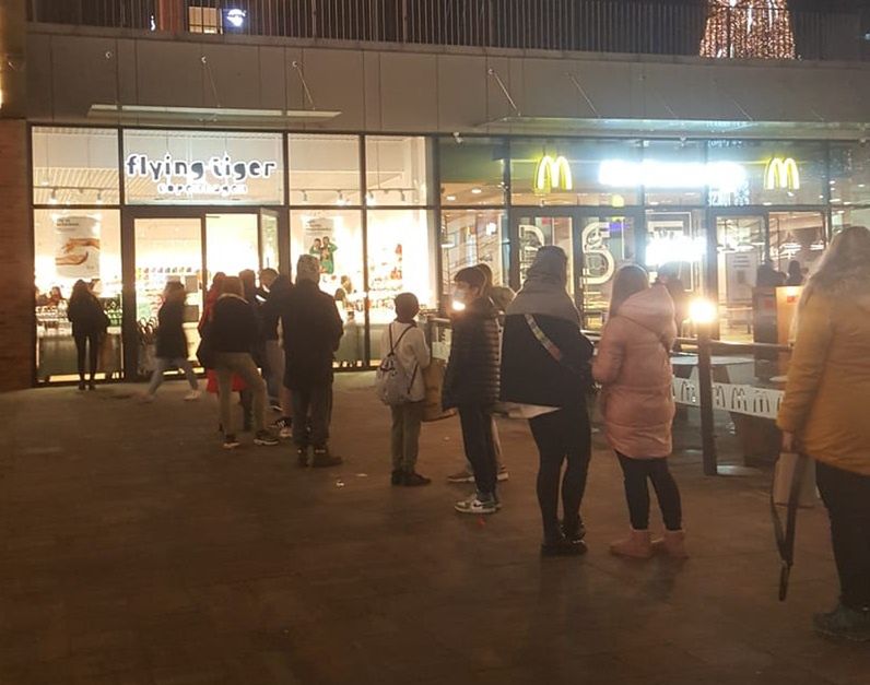 Za kilka dni sklepy w galeriach handlowych zamkną się na co najmniej 3 tygodnie. Nic dziwnego, że w piątek ustawiały się kolejki