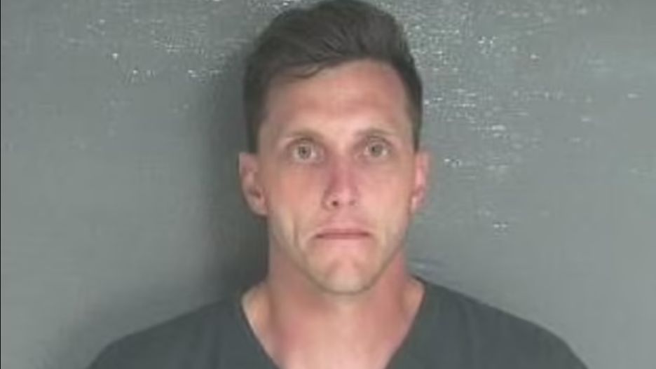 Śmiertelnie potrącił kobietę i dopuścił się nekrofilii na jej ciele.  "Nowe zarzuty mrożą krew w żyłach”. Fot. Van buren county sheriff's office