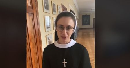 Siostra zakonna tłumaczy, co oznacza jej imię. W Polsce jest bardzo popularne