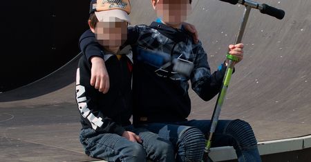 Strażak wciągnął dwóch chłopców do auta. To była zemsta za syna
