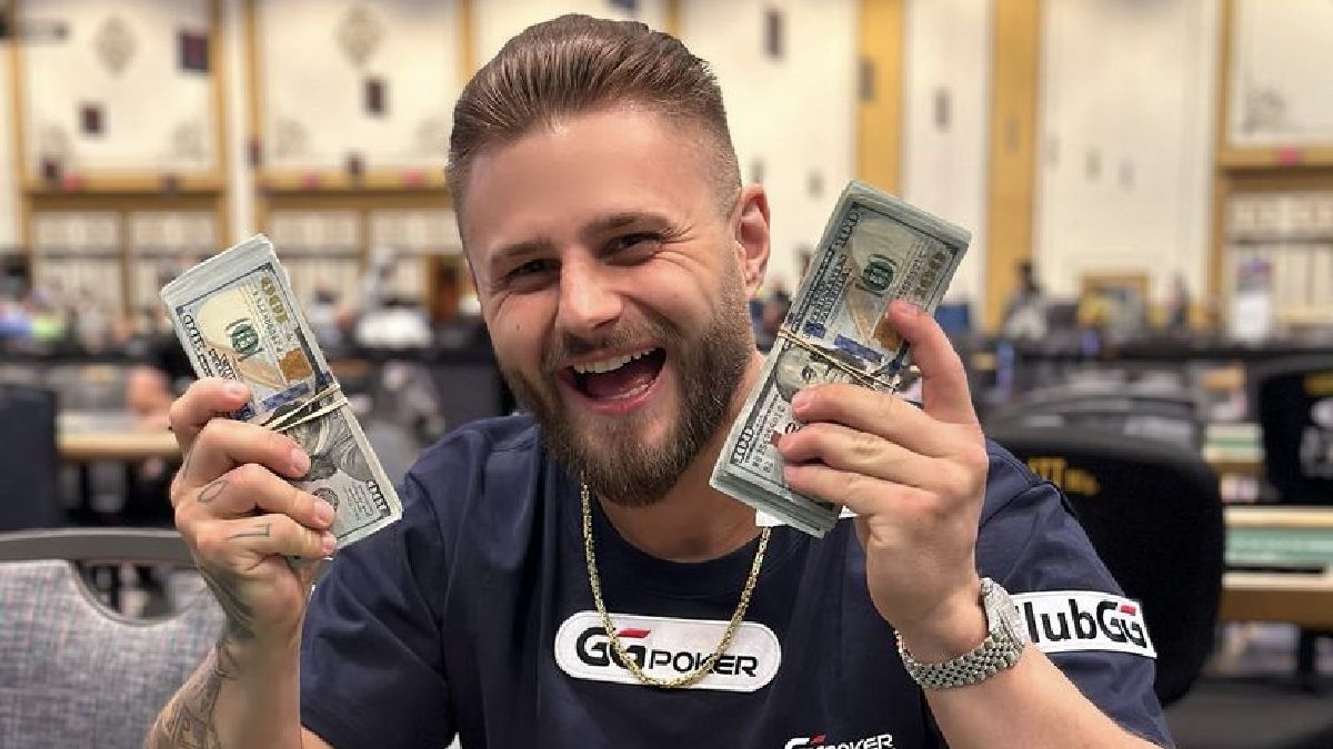 Amadeusz Roślik chwali się bogactwem